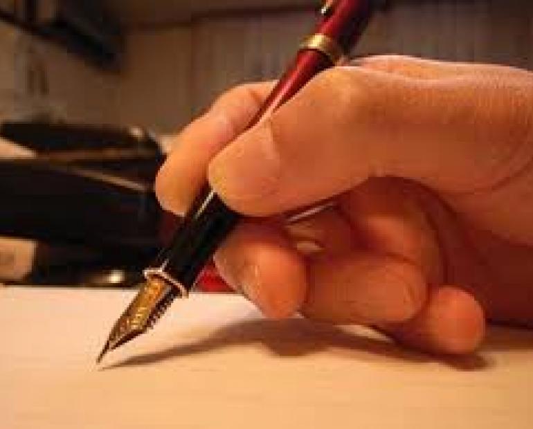 قلم في يد الكاتب كانه الحاسة السادسة