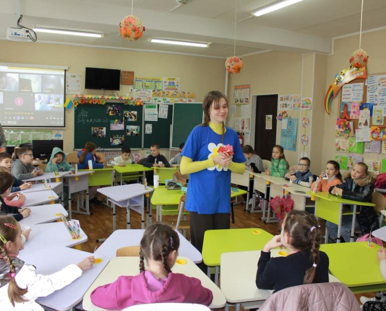 Maria Kurakina is playing a game with the children.