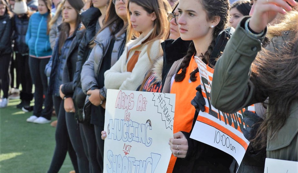 Des lycéens lors d'une marche dont l'objectif est de sensibiliser à la violence envers les enfants dans les écoles.