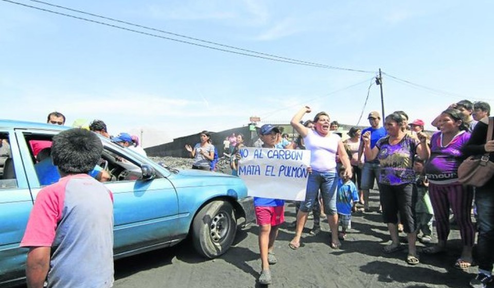 Protesta de pobladores de El Milagro, debido a los efectos dañinos que produce la industria carbonera en su localidad.