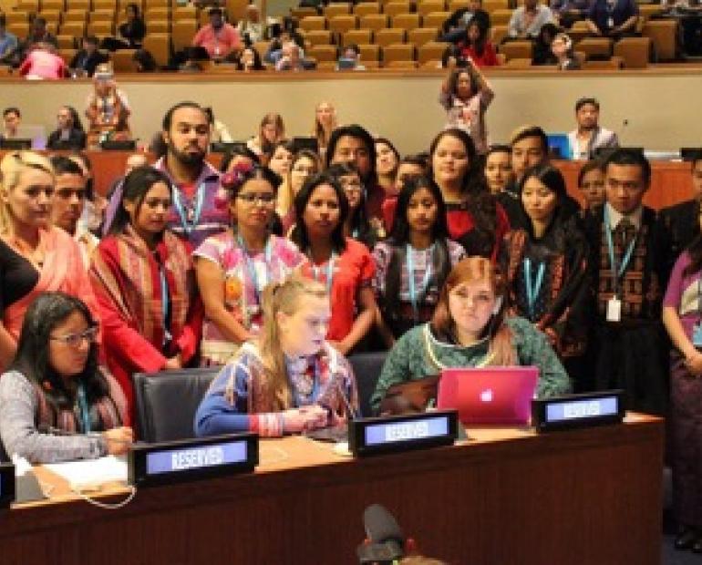 Caucus Global de Jóvenes Indígenas dirigiéndose al Foro Permanente sobre Cuestiones Indígenas 