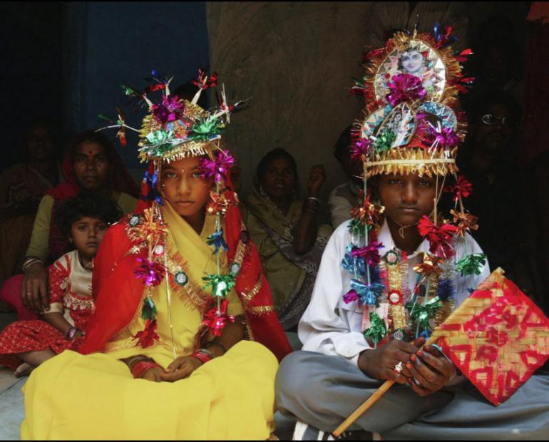 Photo de deux enfants déguisés pour le jour de leur mariage