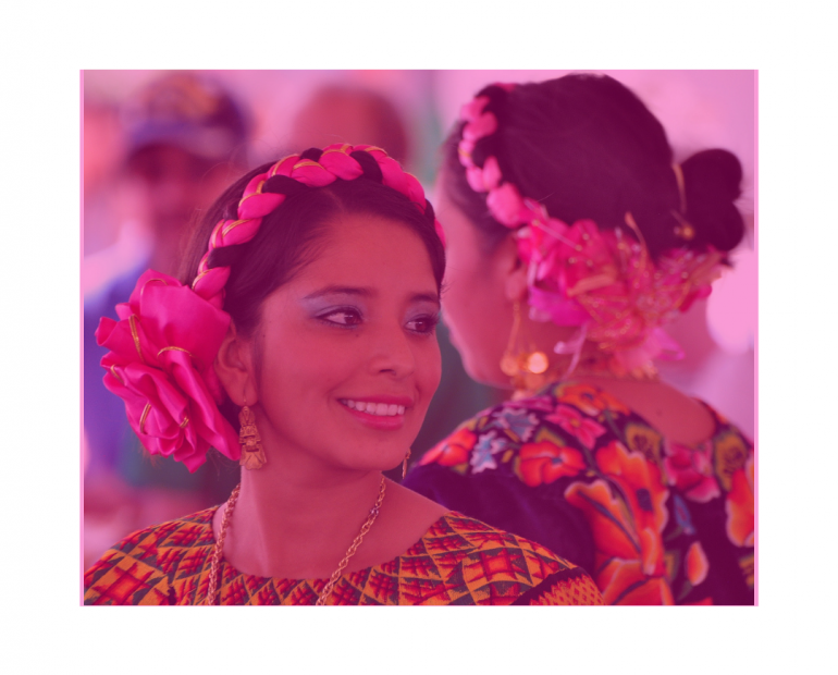 Mujeres bailando a la sinfonía de la cultura mexicana