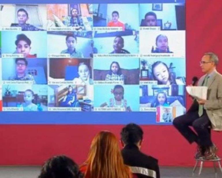 Subsecretario de Salud mexicana López Gattel en una conferencia digital con los niños