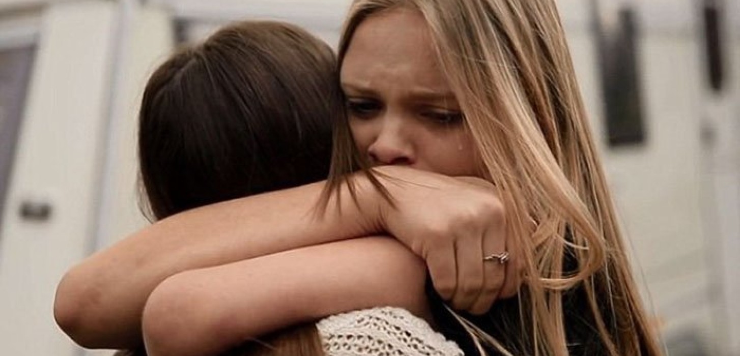Dos mujeres llorando y abrazándose