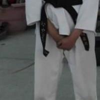 Uso mi uniforme de karate y tengo las manos unidas  